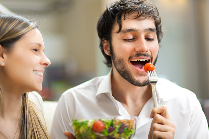 Frau und Mann genießen einen Salat