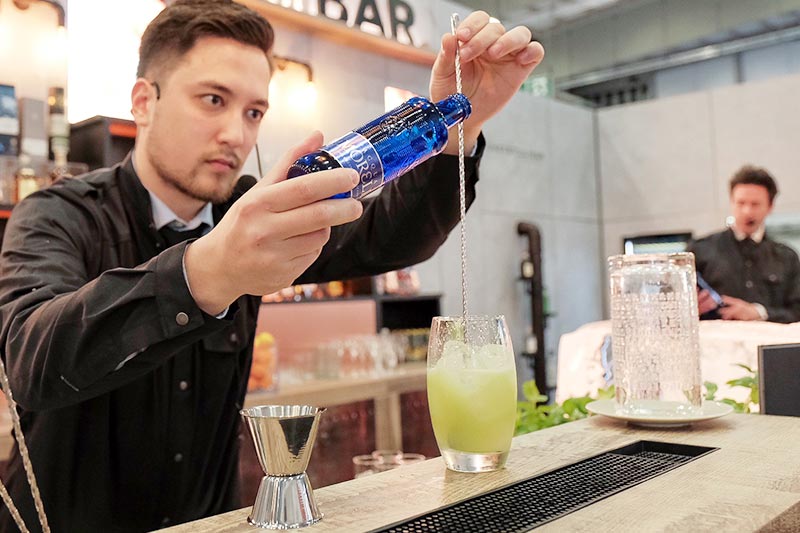 Bar-Tender mixt Cocktails auf der CHEFS CULINAR Messe in Berlin